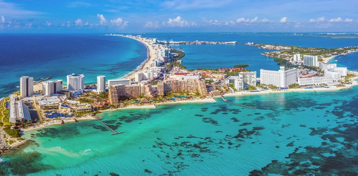 Vista aérea de la Zona Hotelera de Cancún y el mar Caribe